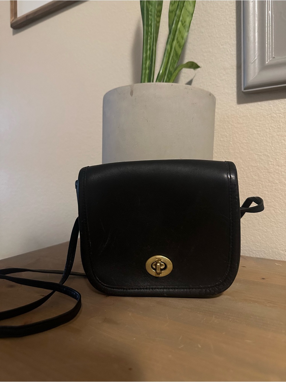 Vintage Laura USA black leather crossbody